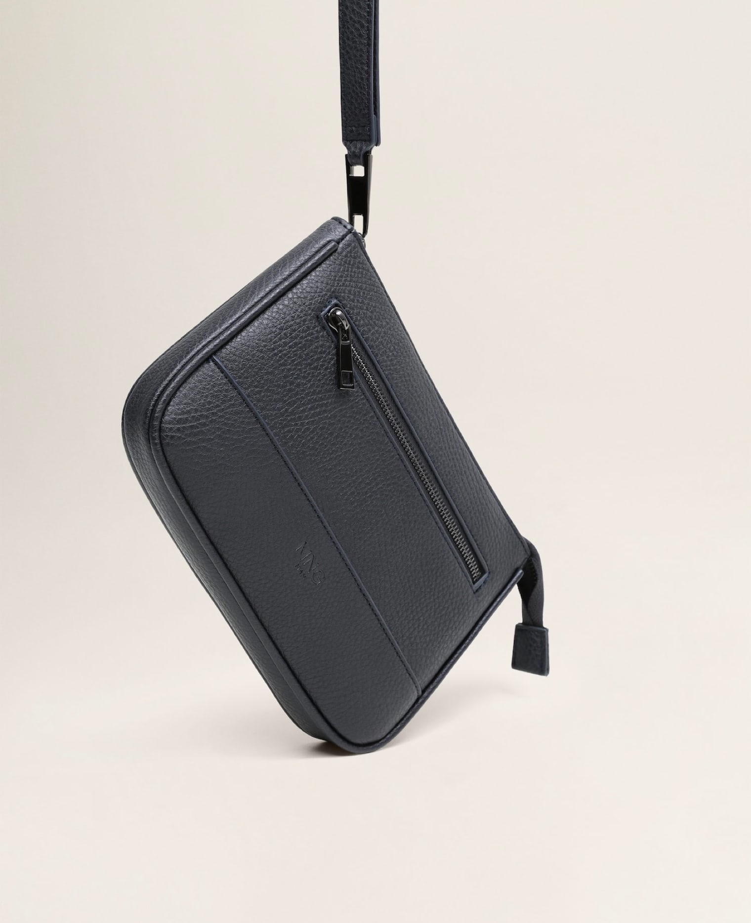 Wristlet cosmetic bag